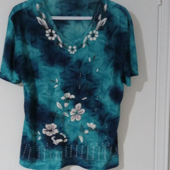 Short sleeves decorative V-neck L / XL front blue contrast white flower designe - Picture 2 of 4